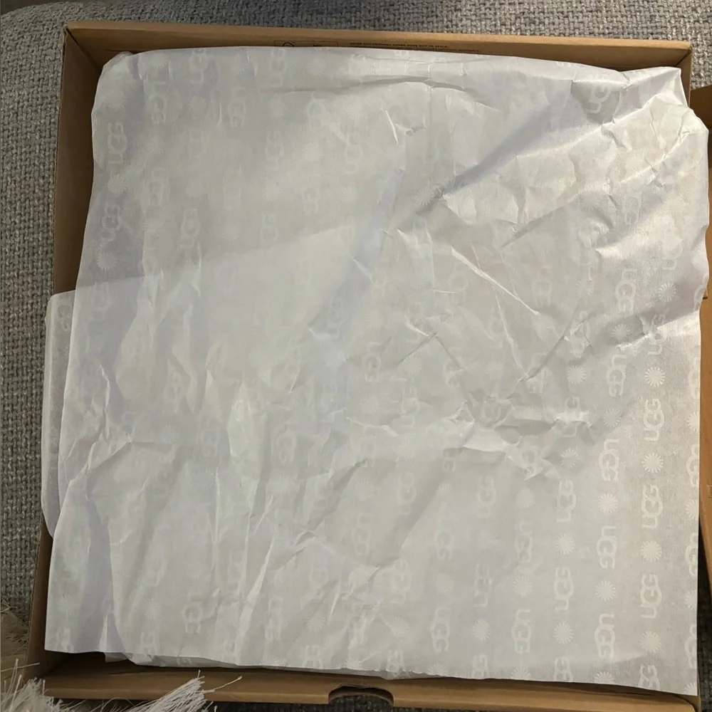 Brand New UGG Adirondack III Winter Boots – White, Size 8.5 - Picture 3 of 14